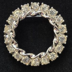 Vintage Elegant Silver-tone and Rhinestone Crystal Stunning Wreath Brooch